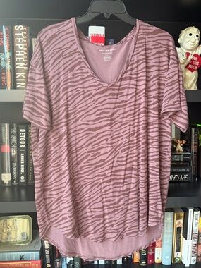 American Eagle Outfitters Dusty Mauve Zebra-Print V-Neck Tee